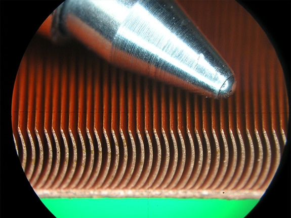 写真：フィンピッチ：0.23mm、底厚：0.35mmの銅製の微細フィンのイメージ