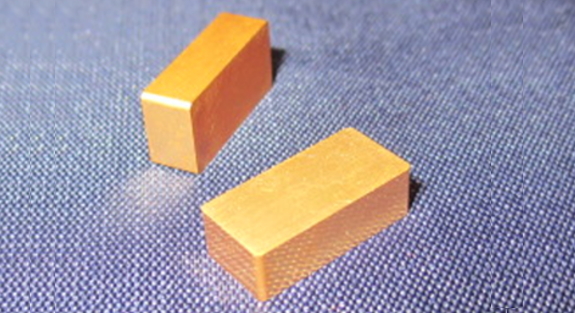 写真：Block LD (TV用レーザー半導体の銅放熱部品)のイメージ